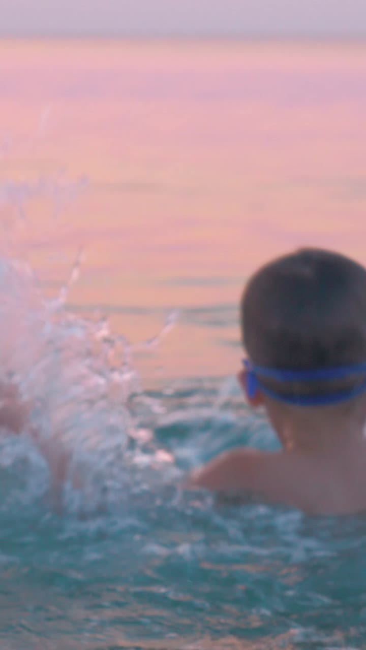 바다에서 수영하는 소년