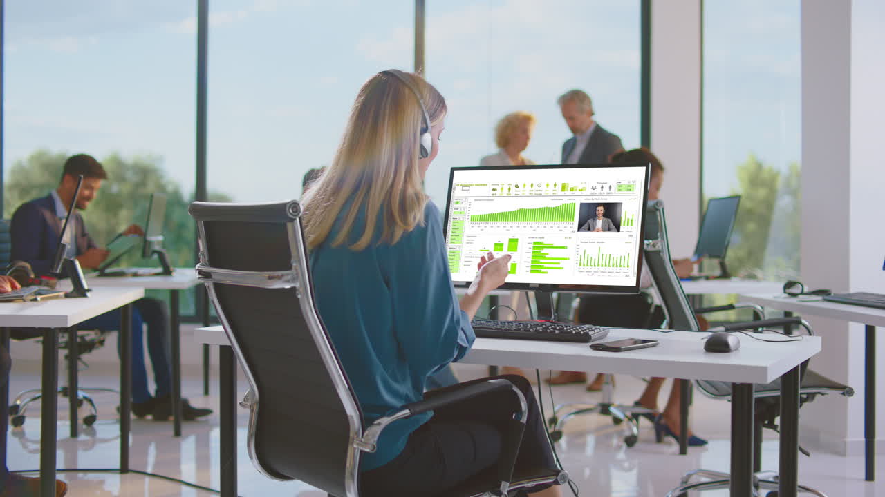 mujer de negocios en conferencia telefónica con colegas