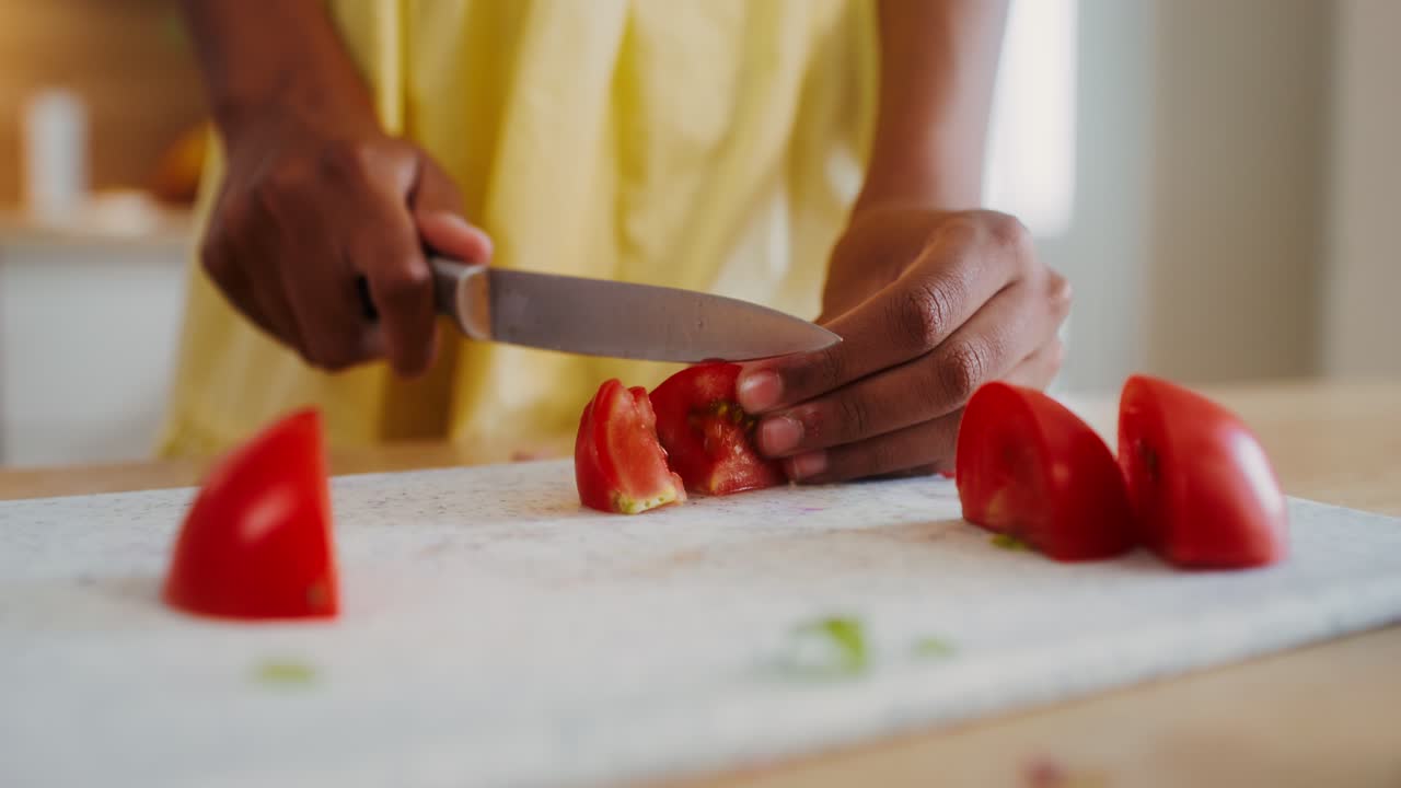 niño cortando tomates