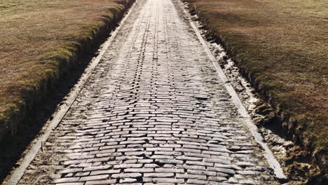 Tilt-swivel-on-a-brick-lane-in-the-tideland