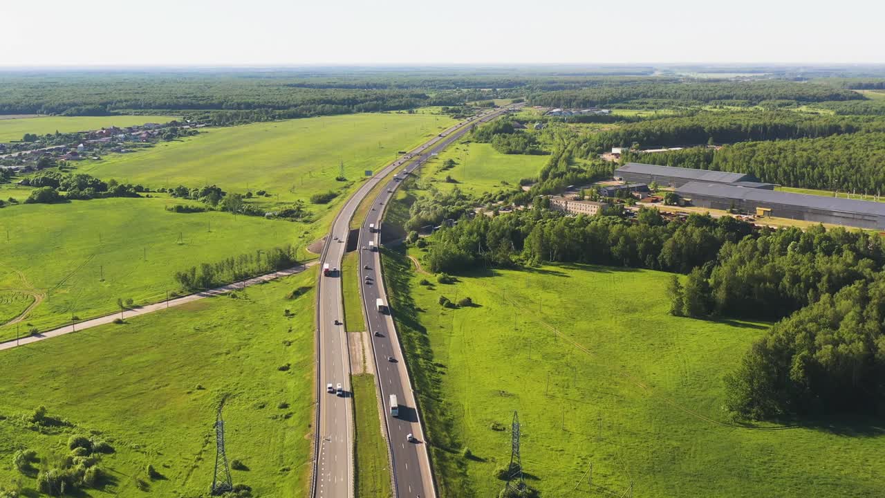 고속도로 위에서 교차로를 향해 날고 있습니다.
