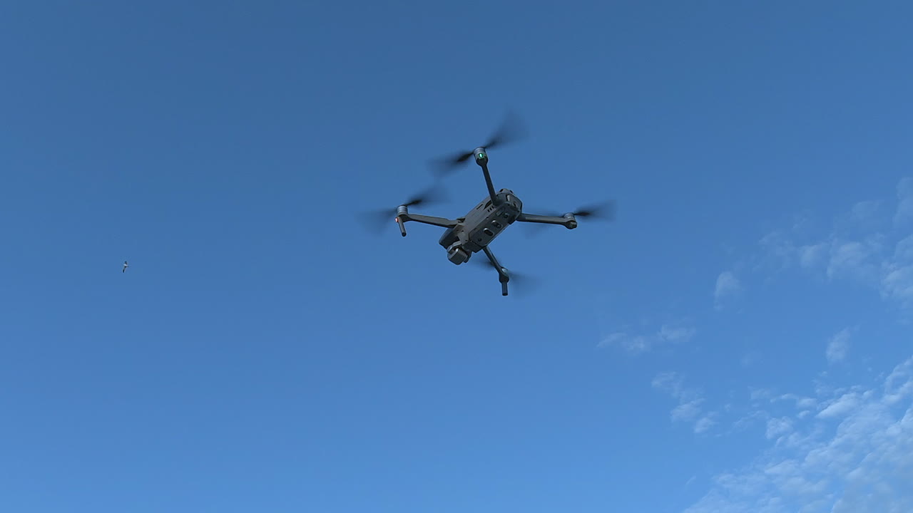 imágenes de un dron dji flotando en el lugar