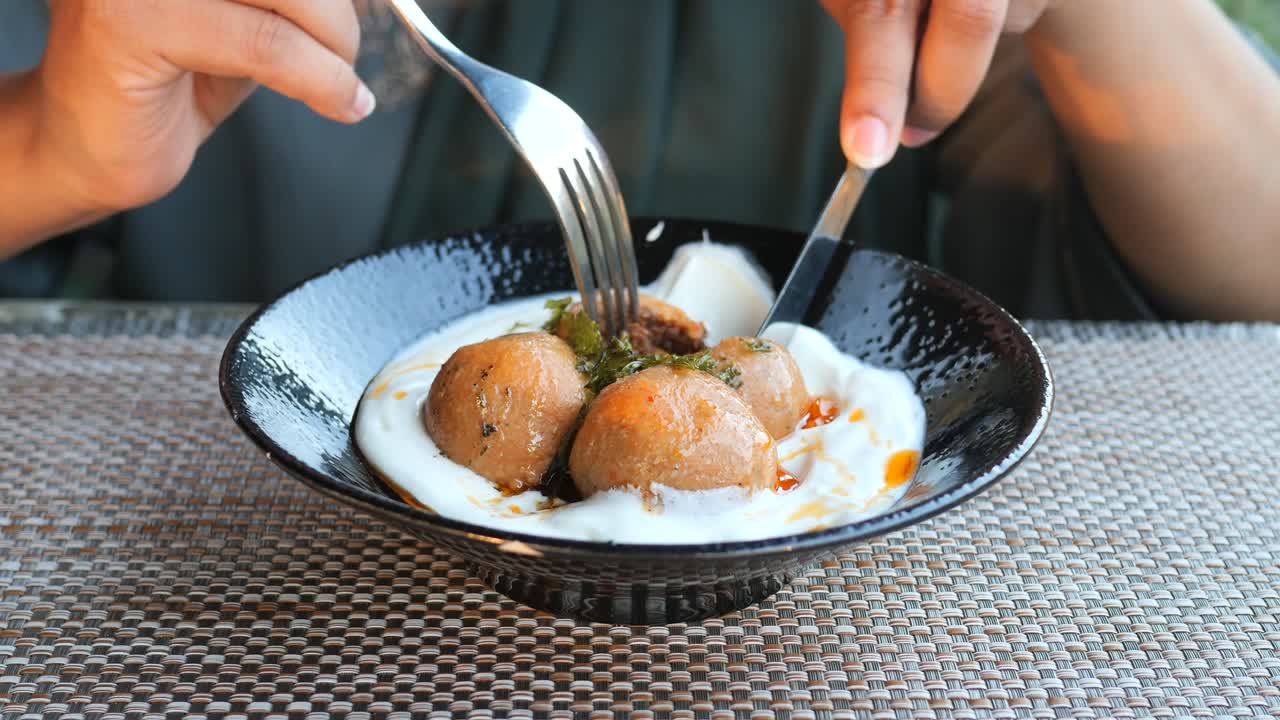 요거트와 함께 터키 코프타를 먹는 것