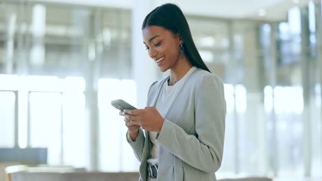 Sonrisa,-Negocios-Y-Mujer-Con-Un-Teléfono-Inteligente