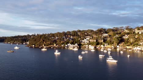 Toma-Aérea-De-Drones-4k-30fps-Lili-Pili-Nsw,-Barcos-Y-Costa-Urbana