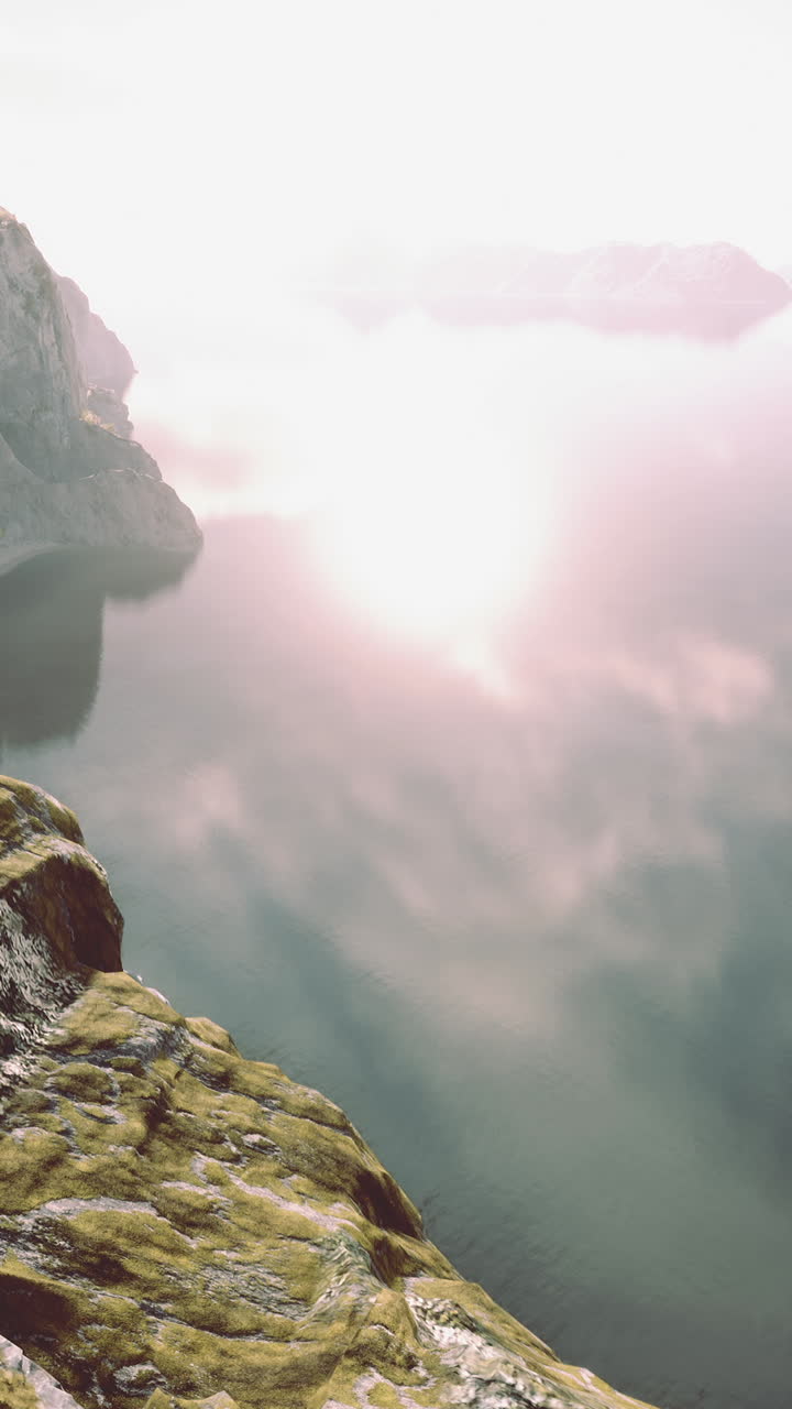 조용 한 호수 를 가진 안개 가 가득 한 산 계곡