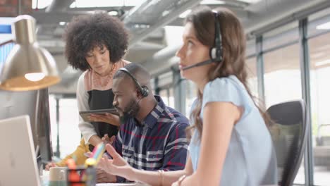 gente de negocios diversa feliz discutiendo sobre una computadora en una oficina