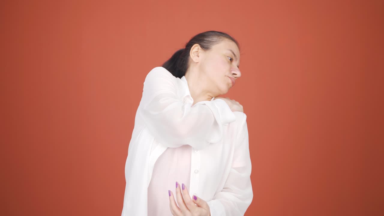 어깨 통증이 있는 여자.