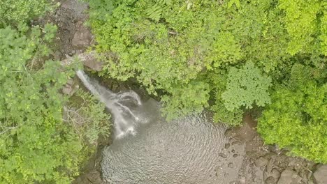 tomada aérea de un avión no tripulado mirando hacia abajo a las cascadas de lumondo en alegre, filipinas