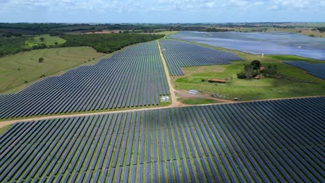 Vista-Aérea-De-Una-Enorme-Central-Eléctrica-Con-Panel-Solar-En-El-Campo-De-Sao-Paulo---Brasil