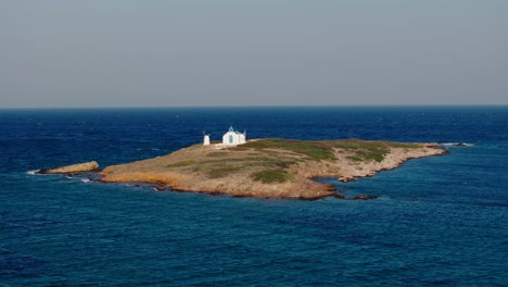 pequeña iglesia ortodoxa en una pequeña isla en vravrona, grecia