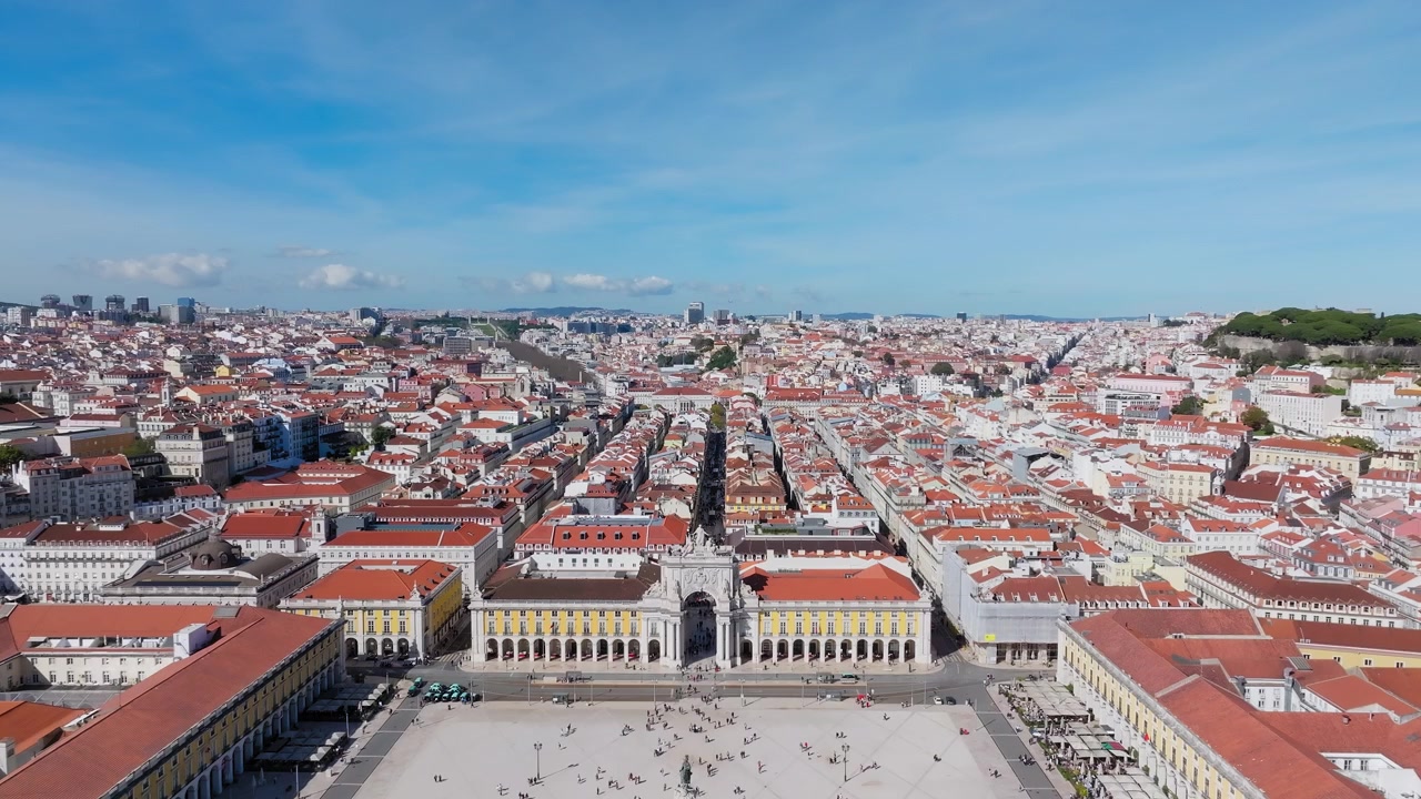Splendida ripresa aerea della Praça do Comércio e dell'Arco della Rua Augusta a Lisbona, che rivela un paesaggio urbano illuminato dal sole, una piazza vivace, un'architettura sorprendente e un'energia urbana dinamica.