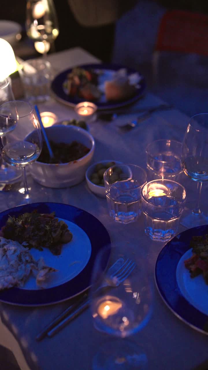 Cena di gruppo all'aperto di notte
