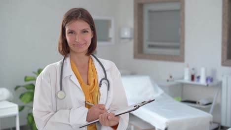 una doctora sonriente.