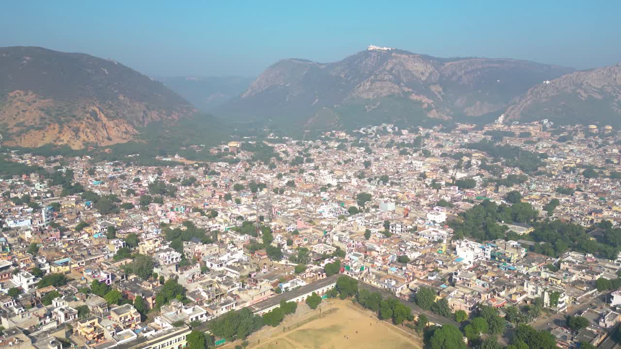 vista aérea en la ciudad de alwar grabada por dji mini 3pro