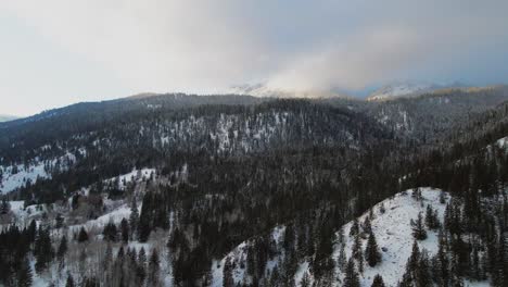 Ein-Kinoreifes-Winterparadies:-Atemberaubende,-Schneebedeckte-Berge-Und-Wälder-Umgeben-Von-Bewölktem-Himmel-Während-Der-Goldenen-Stunde-In-Der-Region-Thompson-nicola,-Bc,-Kanada