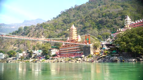 ram jhula este largo y famoso puente colgante peatonal que cruza el río ganges ofrece vistas panorámicas