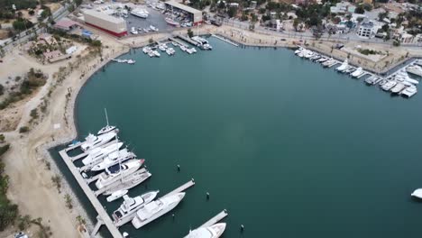 Puerto-Deportivo-De-San-José-Del-Cabo-Con-Yates-Amarrados,-Playas-Adyacentes-Y-Ciudad-Costera,-Vista-Aérea