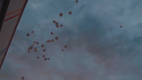 Viele-Ballons-Steigen-Bei-Sonnenuntergang-In-Den-Himmel