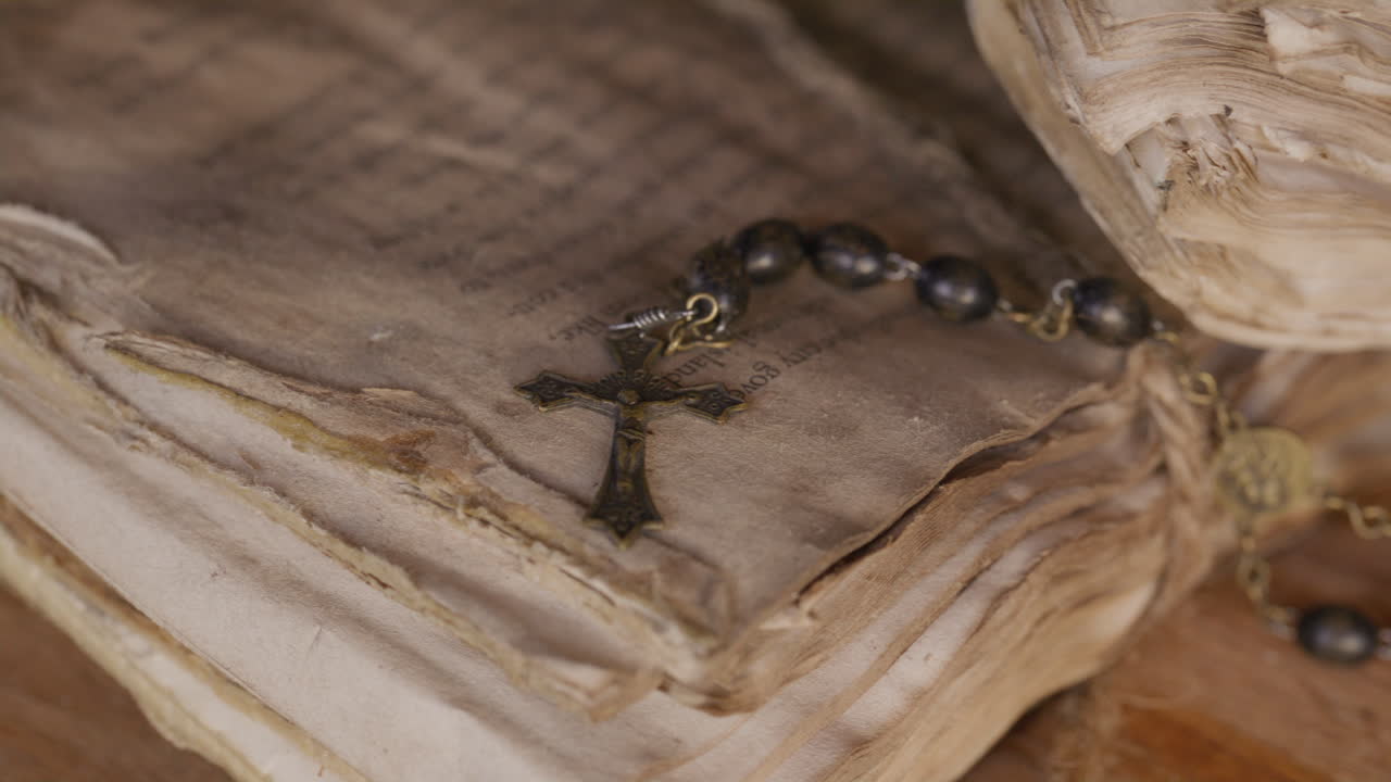 고대 학자 들 은 날씨 가 변한 두루마리 와 문서 들 에서 모호 한 종교적 문헌 들 을 연구 한다 - 역사 와 신앙