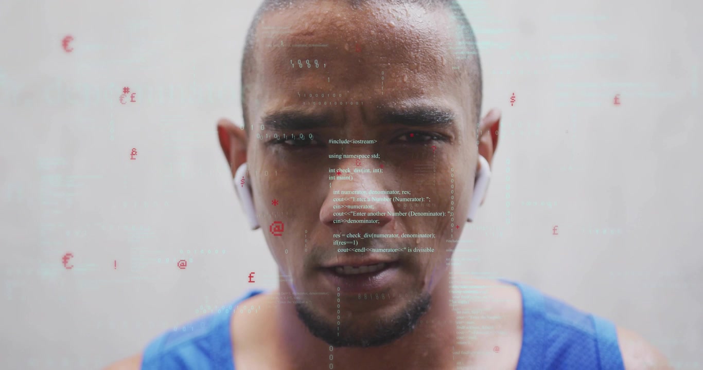 Man in blauw sporthemd, zwetend en geconcentreerd, waarbij oordopjes een scrollende code-overlay activeren voor fitness-technologie.
