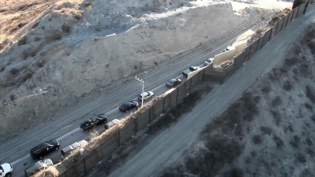 coches atascados en un atasco de tráfico en una carretera