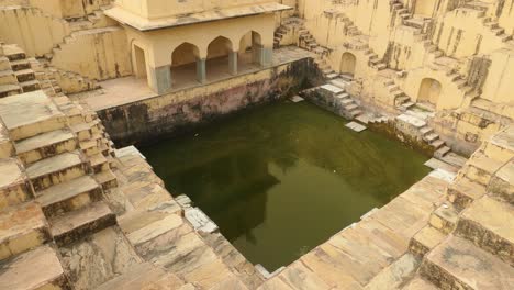 jaipur stepwell. stepwells sind brunnen oder teiche, in denen das wasser erreicht wird, indem man eine reihe von stufen bis zum wasserspiegel hinabsteigt.