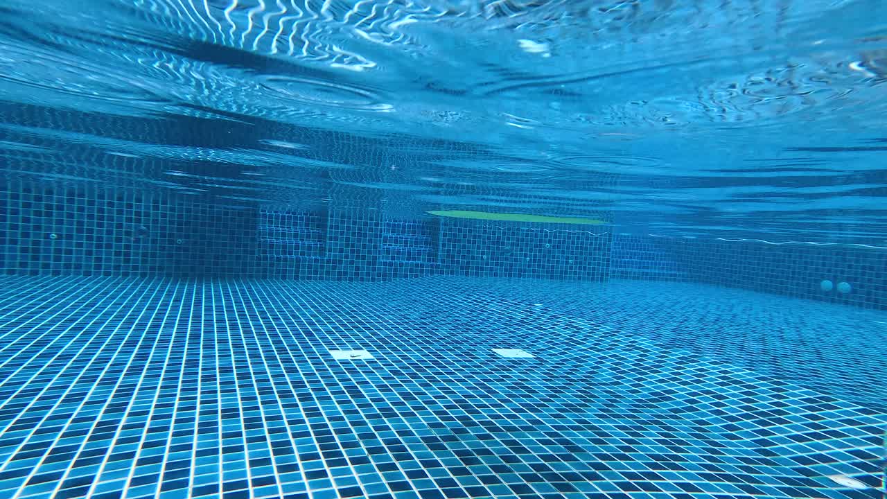 agua tranquila de la piscina con reflejos ondulados