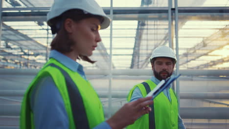 expertos en ingeniería fábrica vacía comprobación de la perspectiva del producto proceso hablando