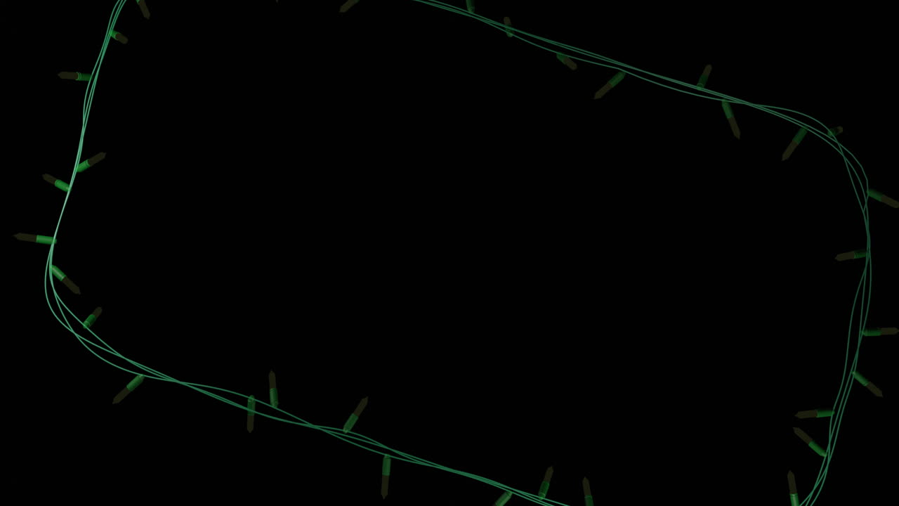 marco de luces amarillas de cadena de navidad parpadeando sobre un fondo negro, espacio de copia