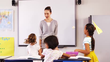 Kinder-Gefesselt,-Lehrerin