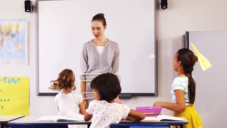 niños atados maestra