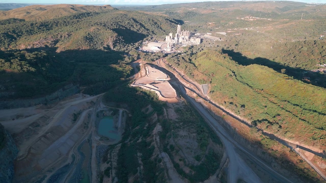 Complesso di estrazione di terre rare e lavorazione di minerali in terreno montuoso vicino a Brasilia, Distretto Federale, Brasile, che mostra l'estrazione a cielo aperto, le infrastrutture industriali e la trasformazione ambientale.