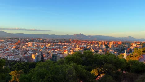 edificios de la ciudad de alicante en españa desde arriba con cielo azul, panorámica a la derecha 4k 30 fps