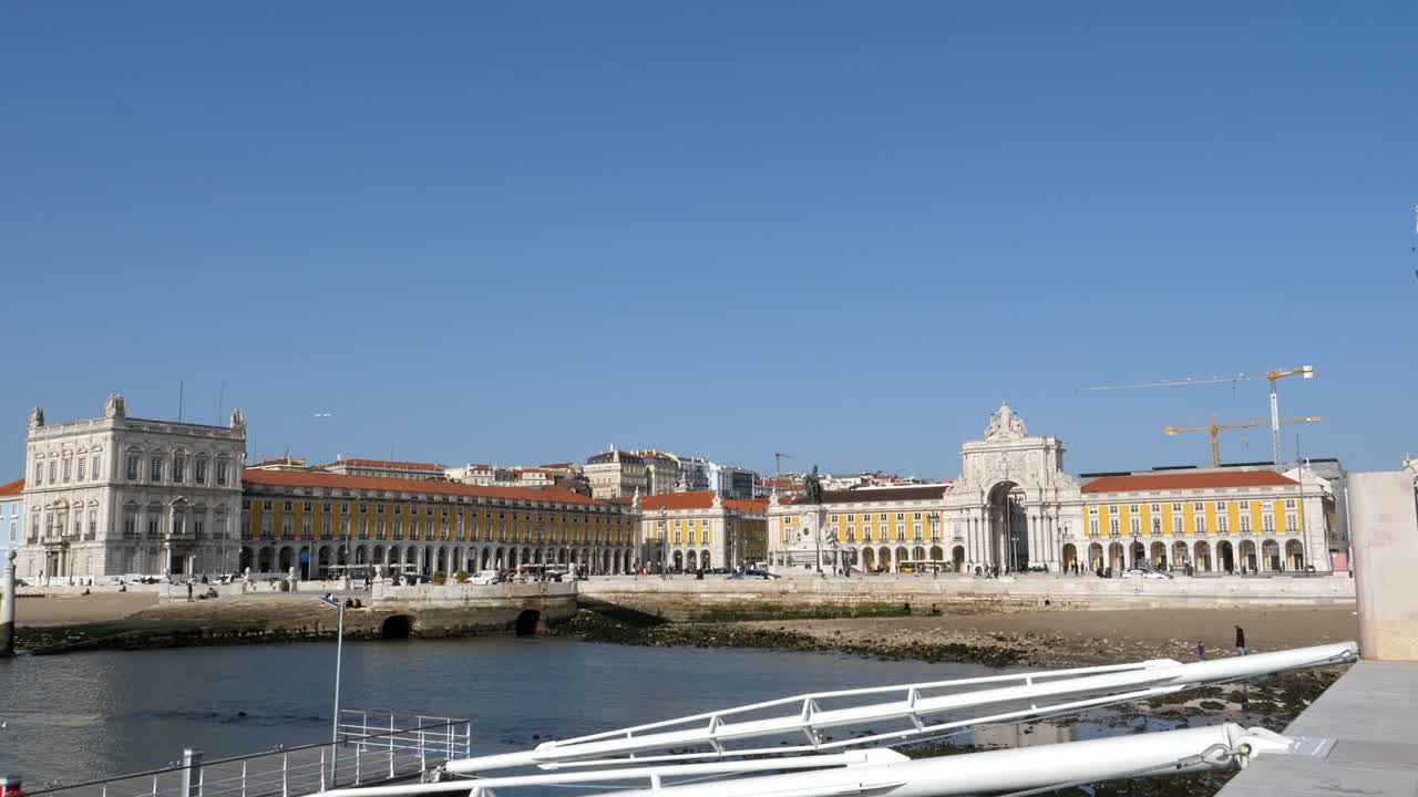 Praça do Comércio a Lisbona vista da un molo, statica