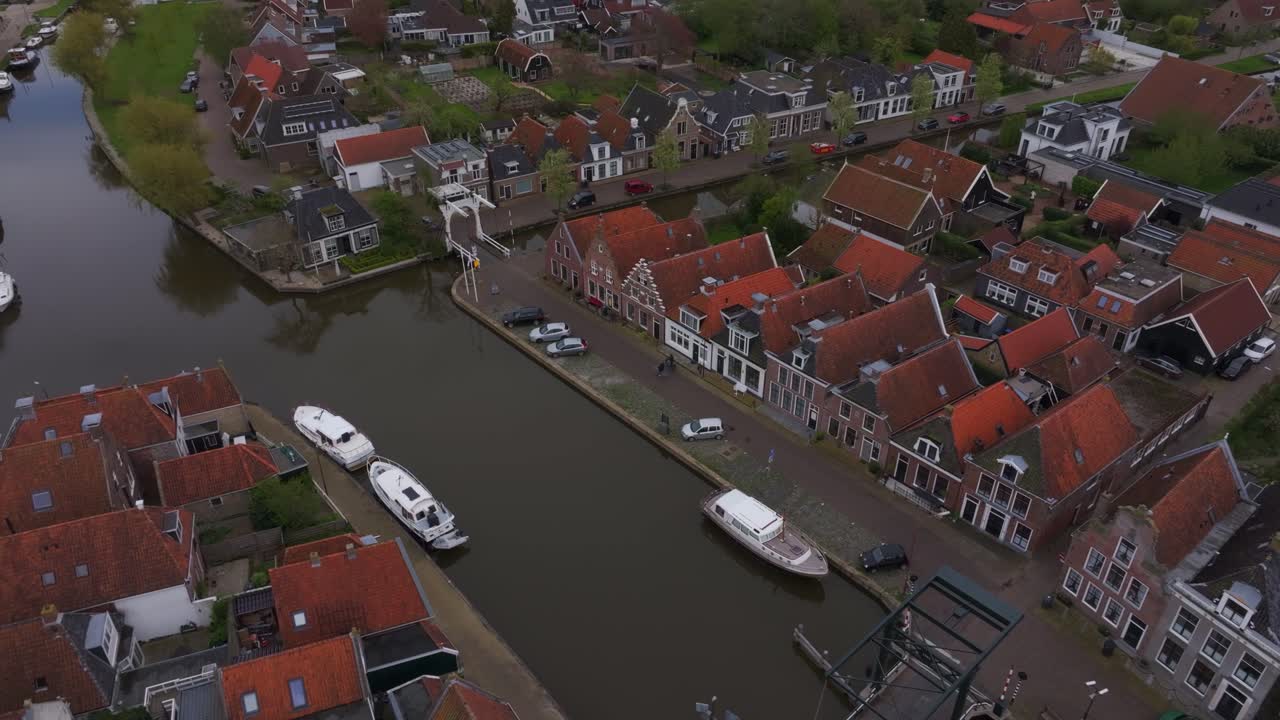 File di cottage e tetti tradizionali a Makkum, Paesi Bassi