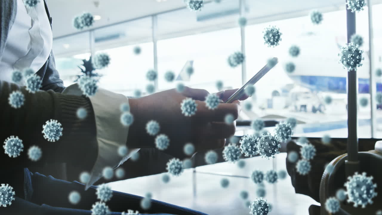 video compuesto digital de células de covid-19 que se mueven contra la sección media del hombre usando un teléfono inteligente