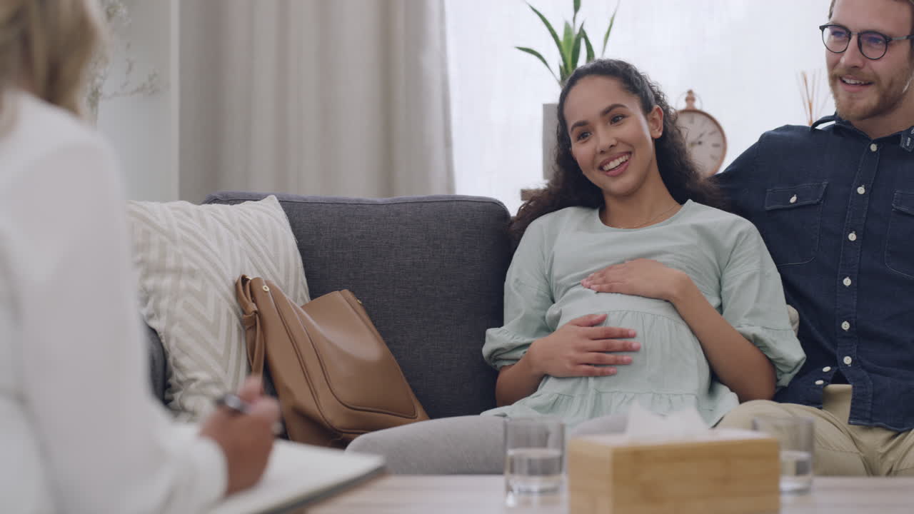 행복 한 젊은 인종 간 부부 가 대화 하고 있다