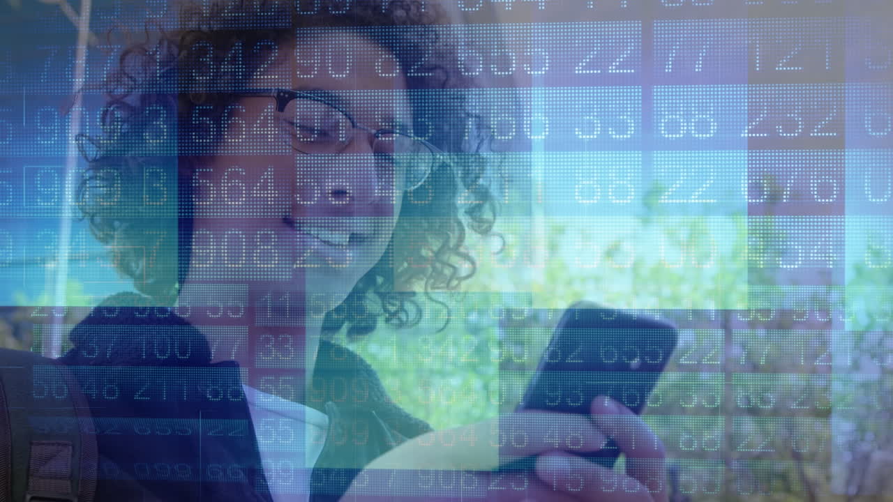 animazione dell'elaborazione dei dati finanziari su un uomo caucasico che utilizza uno smartphone