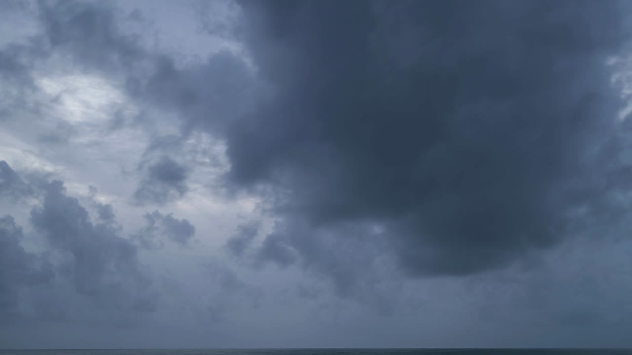 영상 b 롤 타임스 하늘과 비가 오는 날씨에 검은 구름 천둥 구름 여름 비가 오는 지구 온난화 효과 검은 천둥 폭풍 극적인 4k 시간