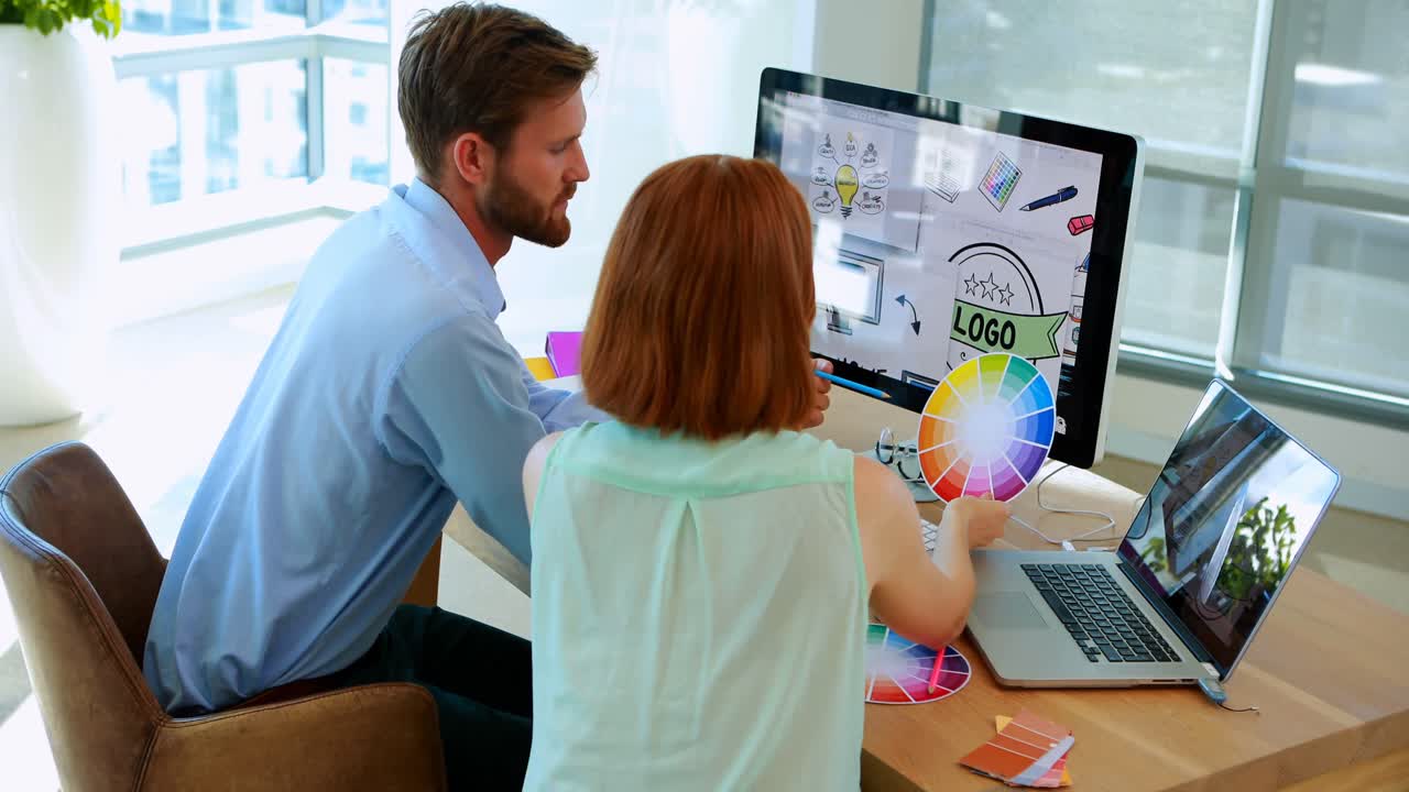 diseñadores gráficos que trabajan en el escritorio