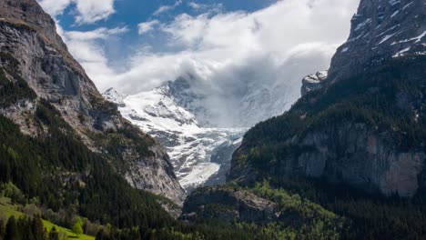 Weitwinkel-Zeitraffer-Von-Sich-Auflösenden-Föhnwolken-Bei-Fiescherlücke-In-Der-Schweiz