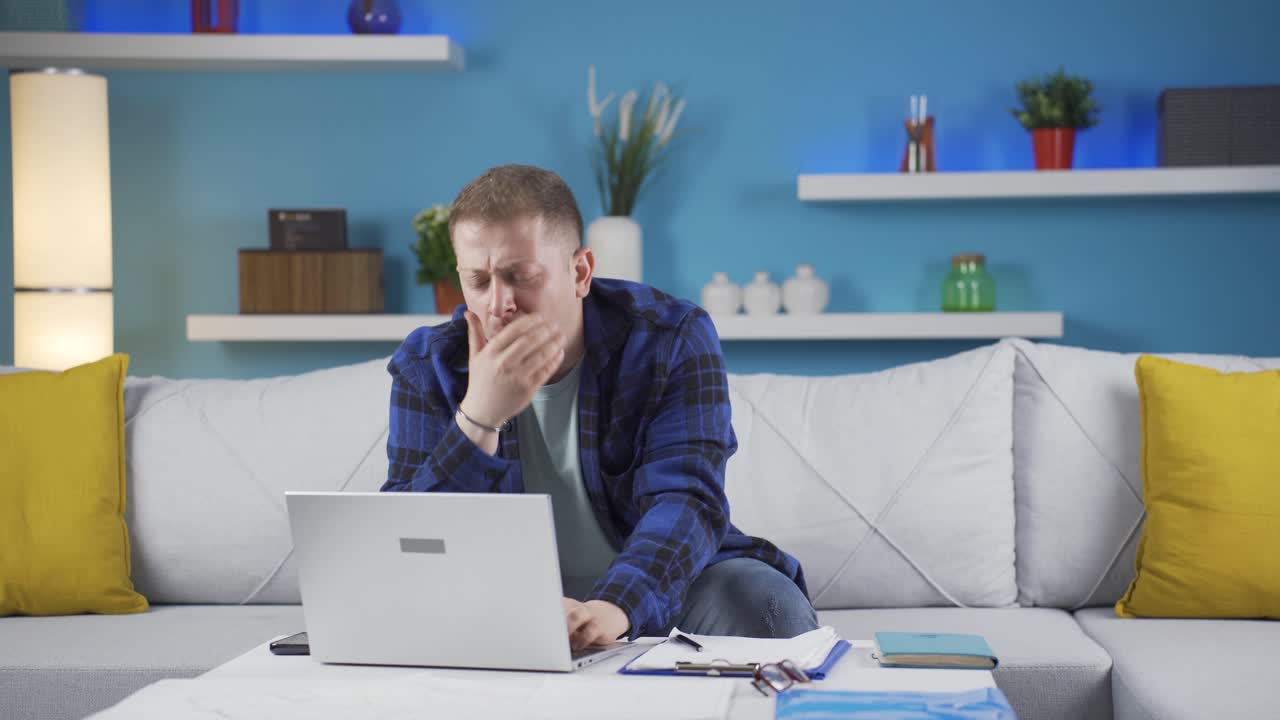 el hombre de la oficina en casa está enfermo y tose.
