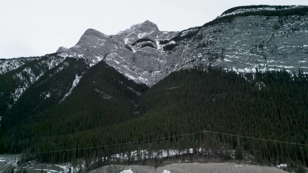 vista aérea panorámica de las montañas - alberta, canadá - 4k