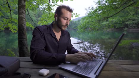 Trabajar-Con-Una-Computadora-Portátil-En-La-Naturaleza.