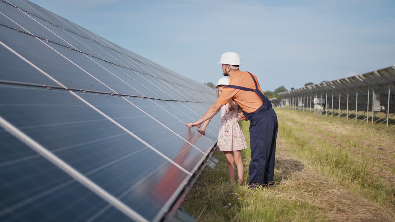 padre e hija en una granja solar