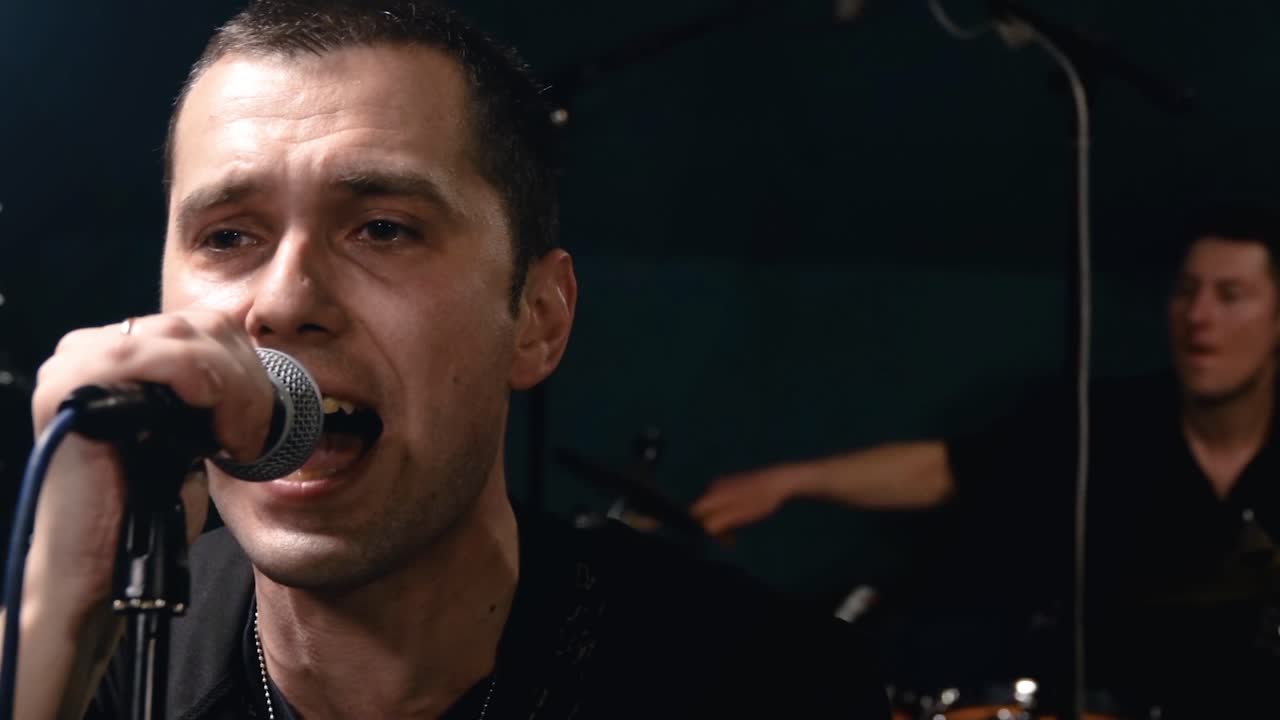 cantante actuando en vivo