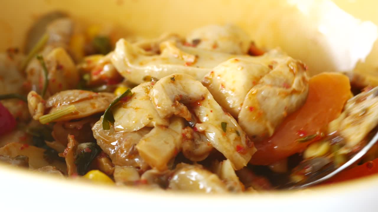 고기, 채소, 올리브와 함께 맛있는 러드