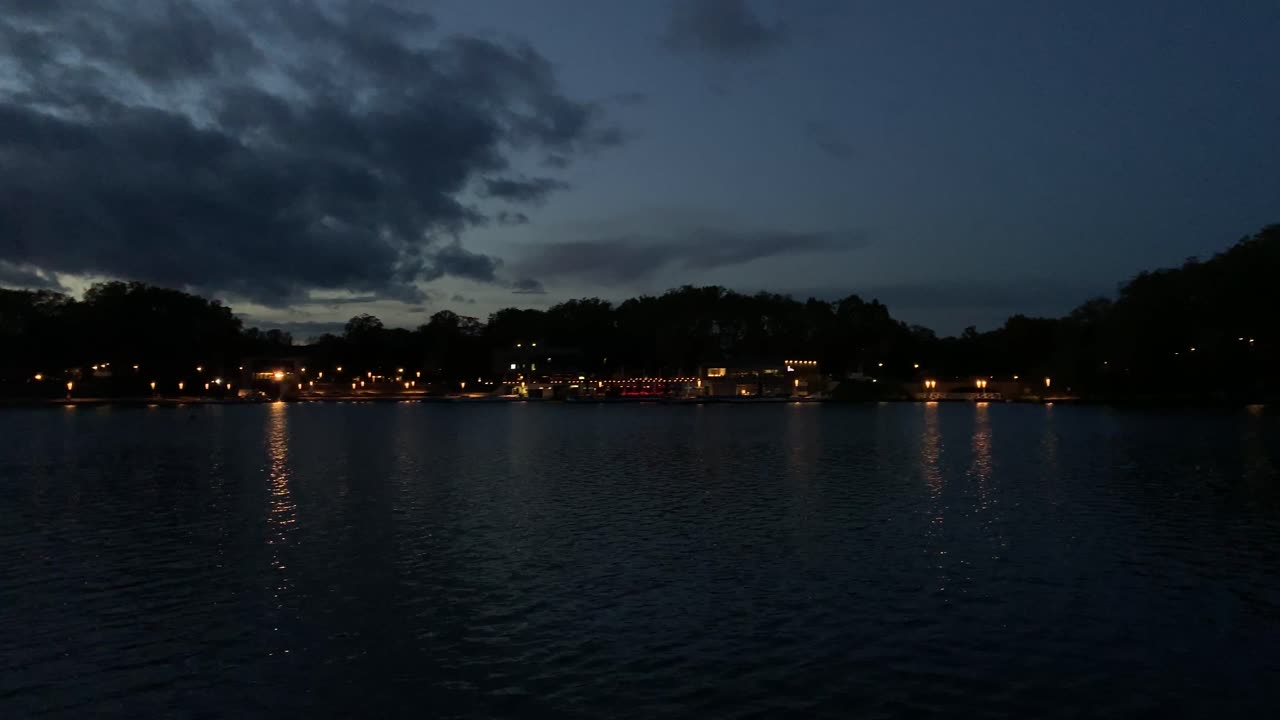 Incredibile scatto di un lago all'aperto al crepuscolo, dopo il tramonto, ripresa panoramica