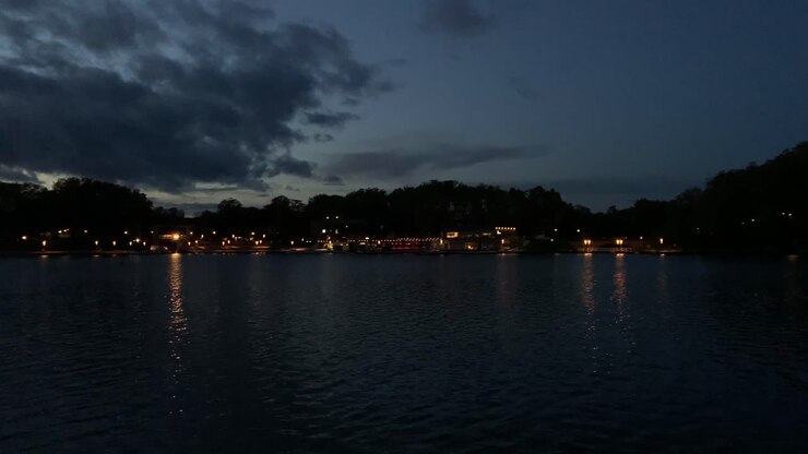 Magnifique vue sur le lac en extérieur au crépuscule, après le coucher du soleil, plan panoramique